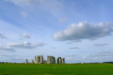 Stonehenge güzel bir bulutlu arazi üzerinde İngiliz tarihi taş dairesi