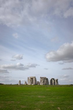 Stonehenge güzel bir bulutlu arazi üzerinde İngiliz tarihi taş dairesi