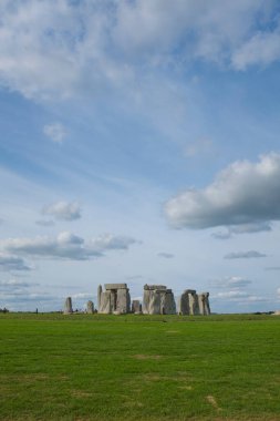 Stonehenge güzel bir bulutlu arazi üzerinde İngiliz tarihi taş dairesi