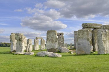 Kaya çemberi Stonehenge ayrıntıları İngiltere 'nin Cotswolds şehrinde güzel bir manzara üzerine.