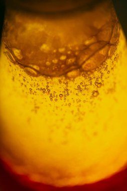 Laboratuvar tüpü laboratuarında kalın bir sıvıda sarı baloncuklar.