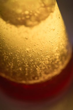 Soyut bir makro sahnede sarı yağlı kabarcıklar