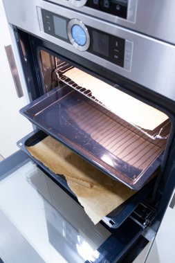 Modern mutfak elektrikli fırını boş fırın kağıdıyla ev yapımı mutfak sahnesi