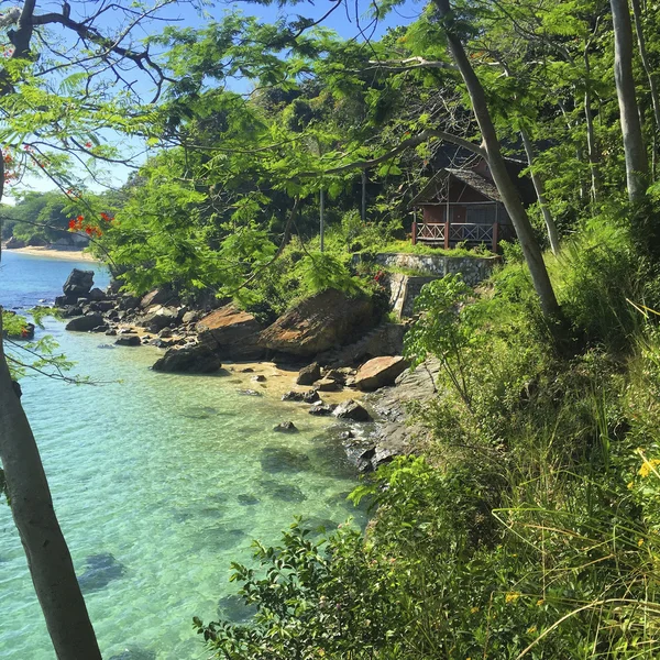 Apartamento em uma bela natureza colorida praia cena costa — Fotografia de Stock