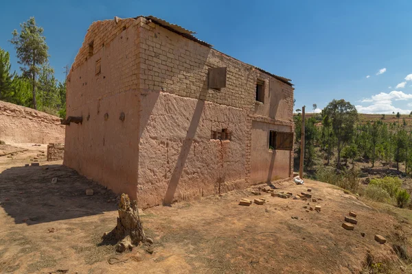 Velha casa de lama malgaxe vermelha — Fotografia de Stock