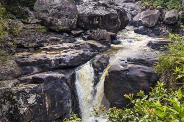Kaynak suyu Ranomafana, Madagaskar siyah taşlarla üzerinde şelaleler
