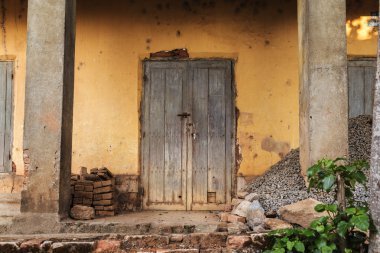 Harap eski ahşap kapı kapalı