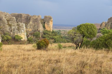 Madagaskar sarı bir kayalık çölde yağmur fırtınası geliyor