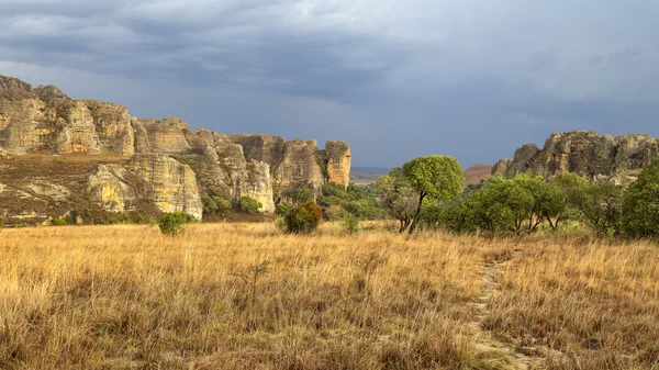 Madagaskar sarı bir kayalık çölde yağmur fırtınası geliyor