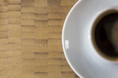 Bir beyaz plaka ve ahşap arka plan üzerinde kahve Espresso