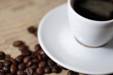 Kahve çekirdekleri ve beyaz Kupası kapatın