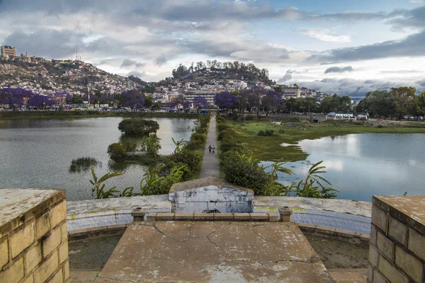 Linha de arquitetura divisória reta em Lac Anosy, Antananarivo . — Fotografia de Stock