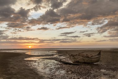 Bir gün batımı kumsalda karaya eski ahşap denizci tekne