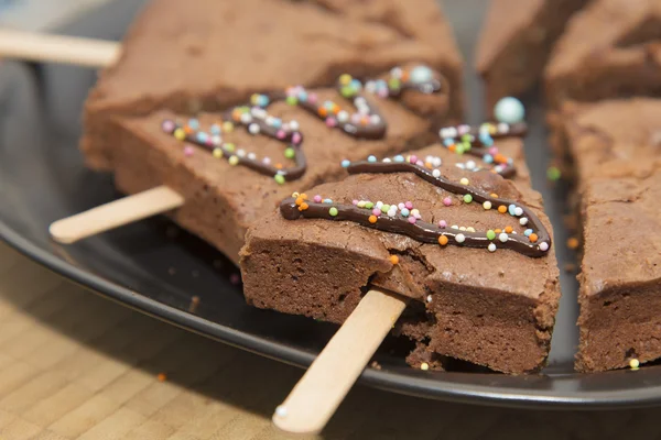 Triângulo bolo de chocolate em forma de close-up — Fotografia de Stock