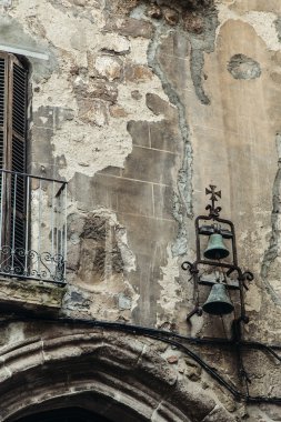 Bir harap dokulu duvar yeşil paslı çan