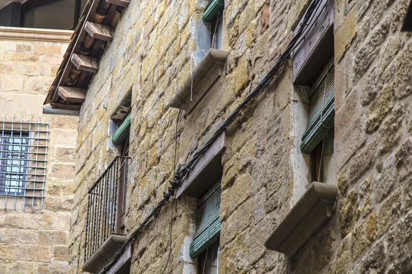Muitas janelas em uma parede de pedra — Fotografia de Stock