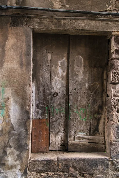 Ξύλινη σκουριασμένη πόρτα σε ένα παλιό κτήριο του ροκ — Φωτογραφία Αρχείου