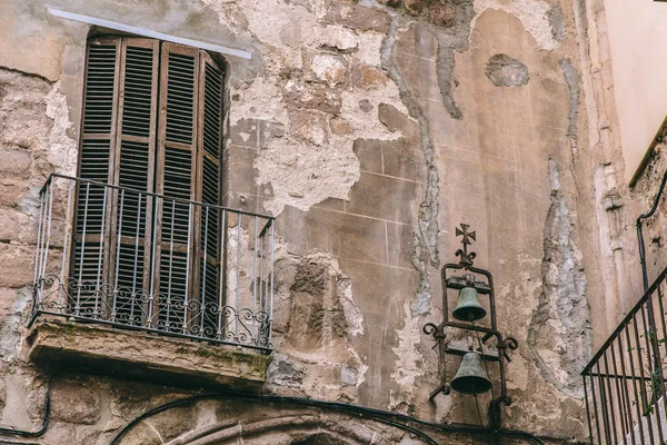 Rotto balcone muro in rovina — Foto Stock