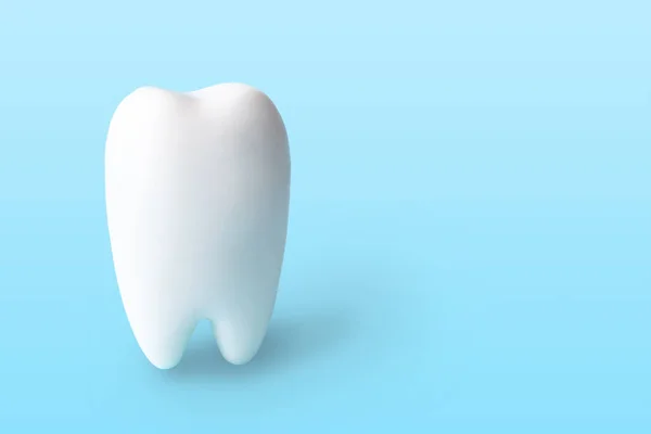 Biały Ząb Jasnoniebieskim Tle Przestrzenią Kopiowania Koncepcja Higieny Jamy Ustnej — Zdjęcie stockowe