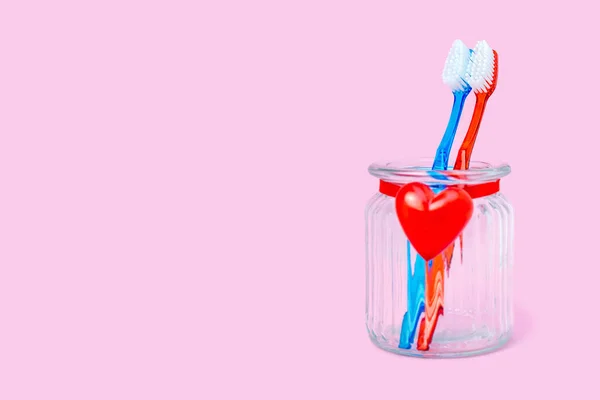 Una Pareja Enamorada Dos Cepillos Dientes Azules Rojos Vaso Con —  Fotos de Stock