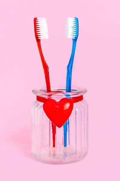 Para Zakochanych Dwóch Szczoteczkach Zębów Szklance Czerwonym Sercem Miłość Związek — Zdjęcie stockowe