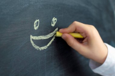 Bebek eli bir gülümseme çizer