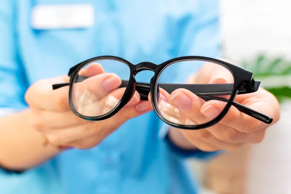 Doktorka Optometrička Modré Uniformě Drží Rukou Dává Pacientce Klinice Brýle — Stock fotografie