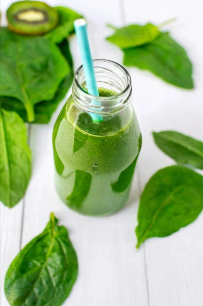 Smoothie Verde Desintoxicación Saludable Con Hojas Kiwi Espinacas Una Botella — Foto de Stock