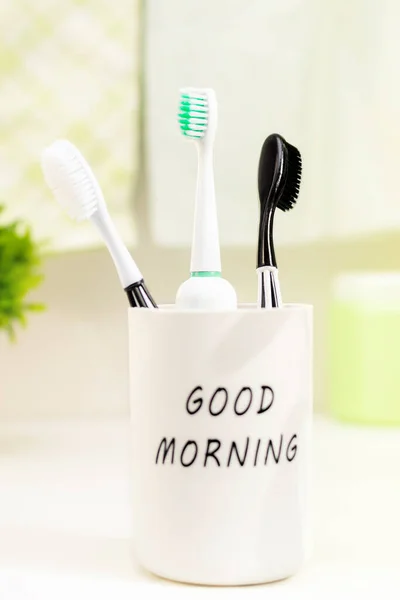 Primer Plano Cepillos Dientes Vaso Encimera Baño Una Mañana Soleada —  Fotos de Stock