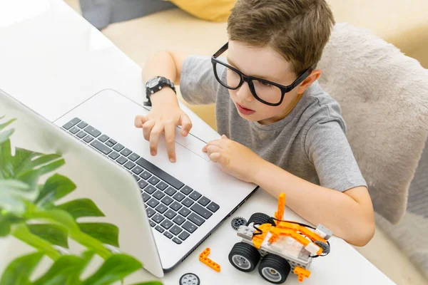 Jovem Inteligente Óculos Constrói Programa Veículo Robótico Codifica Brinquedo Eletrônico Imagens Royalty-Free