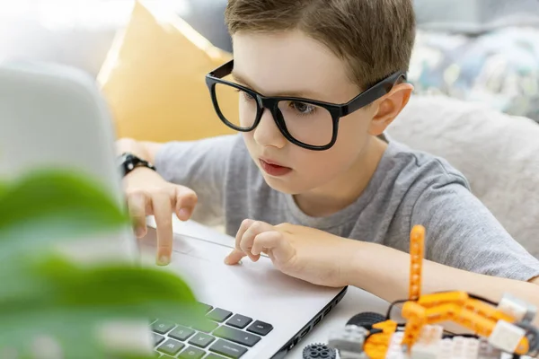 Chytrý Chlapec Brýlích Pracuje Laptopu Pro Svůj Nový Projekt Naprogramuje Royalty Free Stock Fotografie