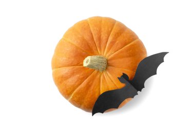 Olgun turuncu bir balkabağının siyah kağıt sopayla üst görüntüsü, beyaz arka planda cadılar bayramı süsü..