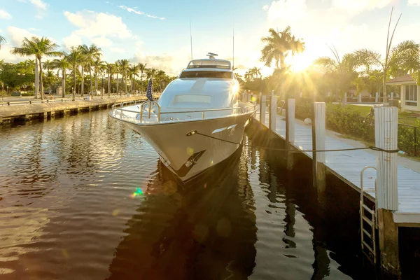 Szemközti nézet a nap, jön le a naplemente a Fort Lauderdale csatornákban. Luxus jachtok a Las Olas Boulevard, Florida, Amerikai Egyesült Államok — Stock Fotó