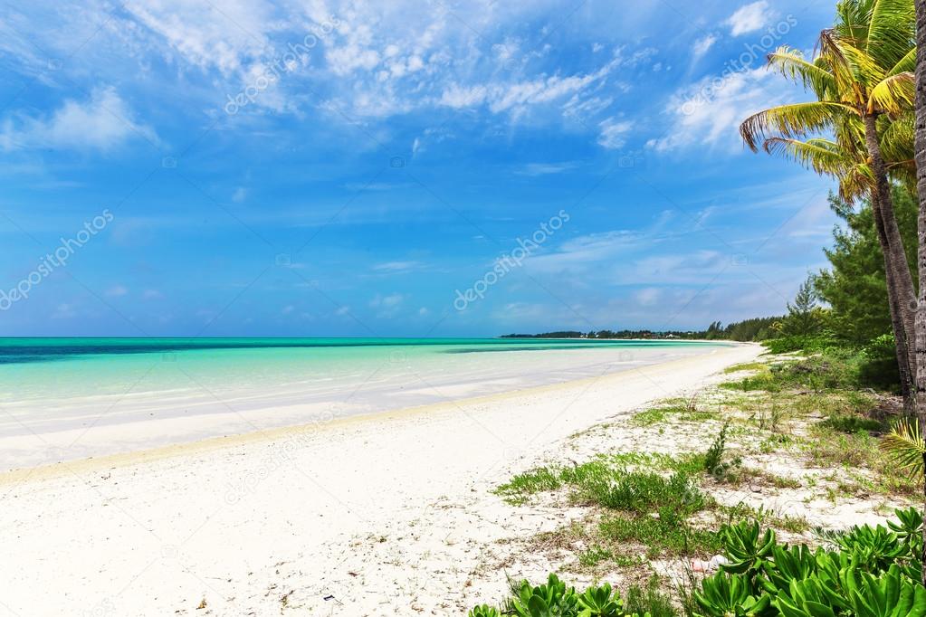 Beautiful beach at Bahamas, caribbean ocean and idyllic islands in a sunny day