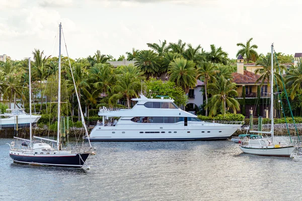 Sonnenuntergang in den Fort Lauderdale Kanälen. Luxusyachten in Las olas Boulevard, Florida, Vereinigte Staaten — Stockfoto