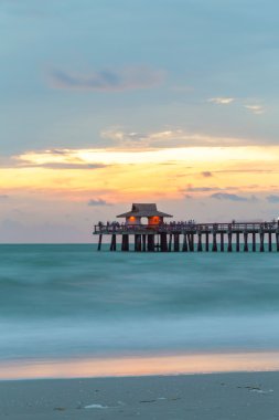 Mavi bir gökyüzü Napoli Pier, Florida, ABD ile bozulmamış ve pastoral plaj günbatımı