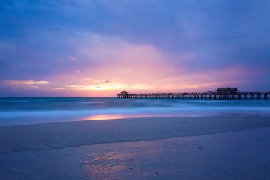 Mavi bir gökyüzü Napoli Pier, Florida, ABD ile bozulmamış ve pastoral plaj günbatımı