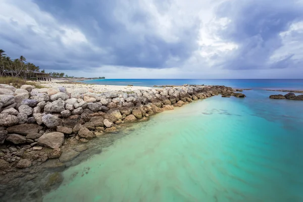 Bahamalar, Karayipler ocean ve güneşli bir günde pastoral Adaları güzel plajı — Stok fotoğraf