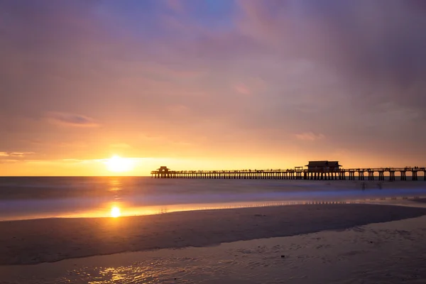 Pristina e idilliaca spiaggia al tramonto, con un cielo blu a Napoli Pier, Florida, USA — Foto Stock