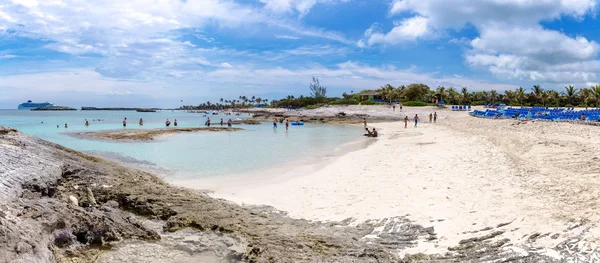 Piękna plaża w Bahamy, Karaiby ocean i idylliczne wyspy w słoneczny dzień — Zdjęcie stockowe