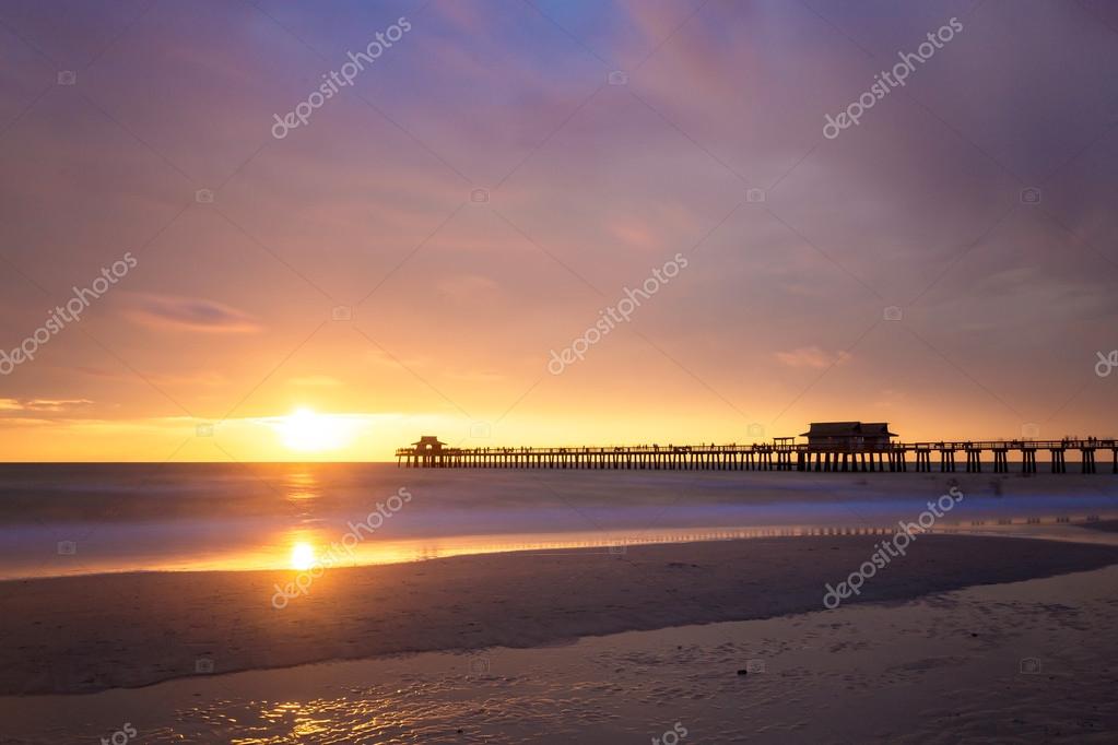 Coucher De Soleil Plage Immaculée Et Idyllique Avec Un Ciel