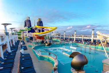 NCL EPIC cruise gemi ana güverte ve havuzları