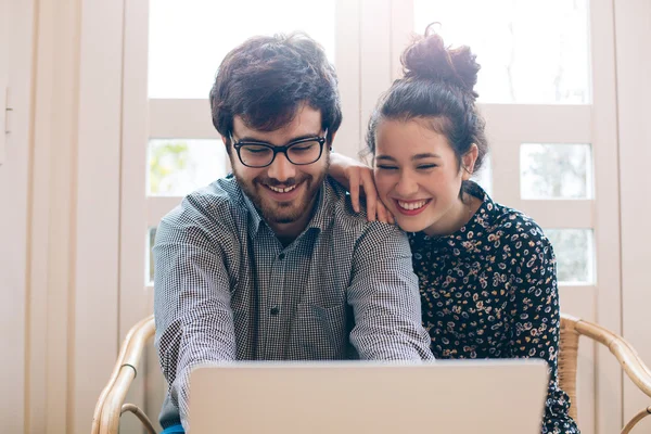 Bonito casal jovem com laptop — Fotografia de Stock
