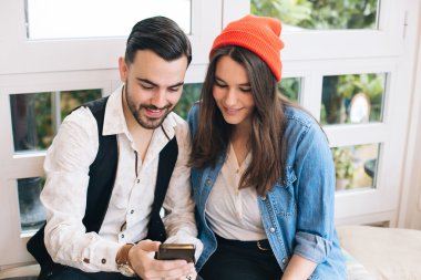 Cep telefonu ile genç Çift