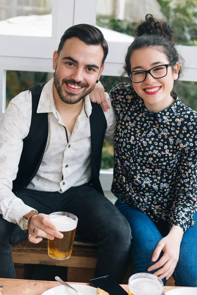 Söt par i en bar — Stockfoto