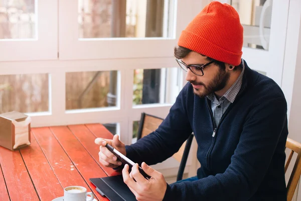 Moderna människan med tabletten i ett café — Stockfoto