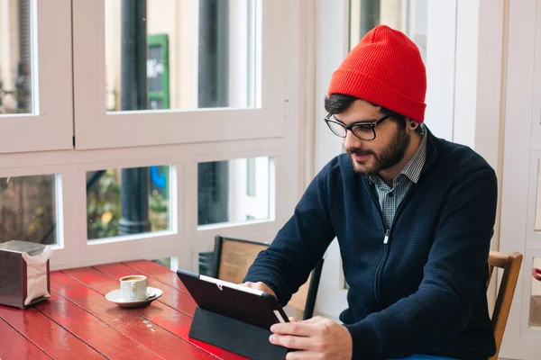 Homme moderne avec tablette dans un café — Photo