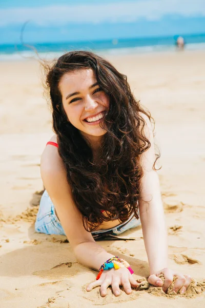 Lachen meisje op het strand — Stockfoto