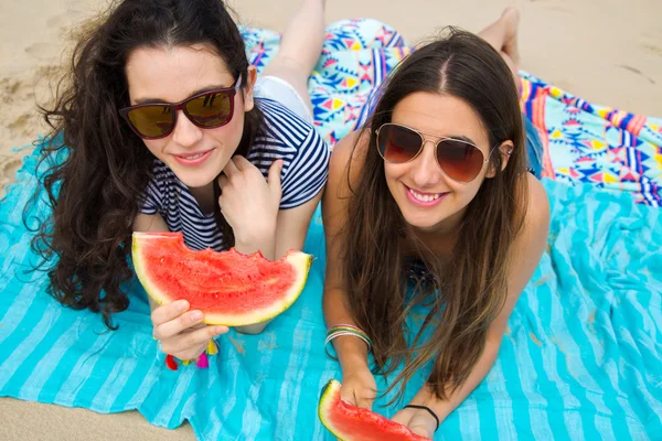 Jeunes femmes mangeant pastèque sur la plage — Photo