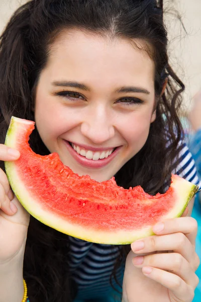 Hermosa sonrisa con sandía — Foto de Stock